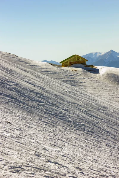 Zonnige dag op de top van een berg — Stockfoto