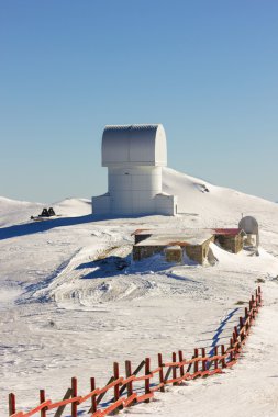  Hava durumu istasyonunun kar ile bir dağın zirvesinde