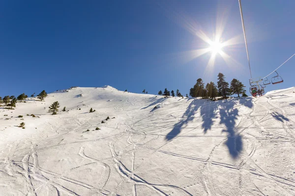 bir dağın tepesinde güneşli bir gün 