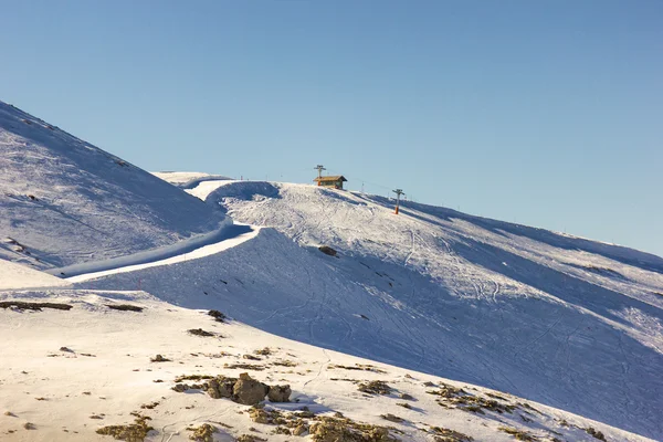 Zonnige dag op de top van een berg — Stockfoto