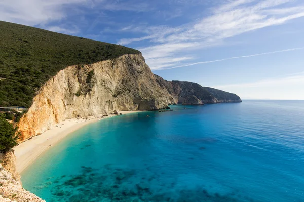 Пляж с голубой водой и скалами — стоковое фото