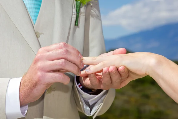 Close-up van paar uitwisseling ringen — Stockfoto