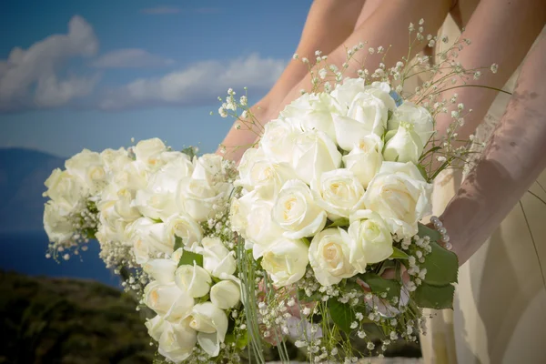Brud som holder blomsterbukett – stockfoto