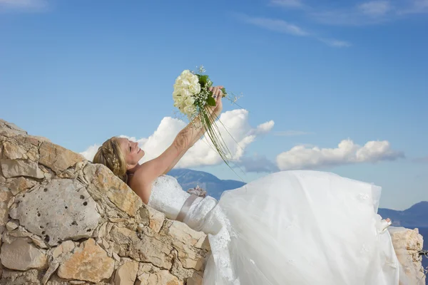 Schöne Braut auf einer griechischen Insel — Stockfoto