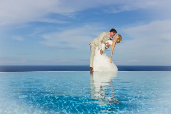 Retrato de una novia y un novio — Foto de Stock