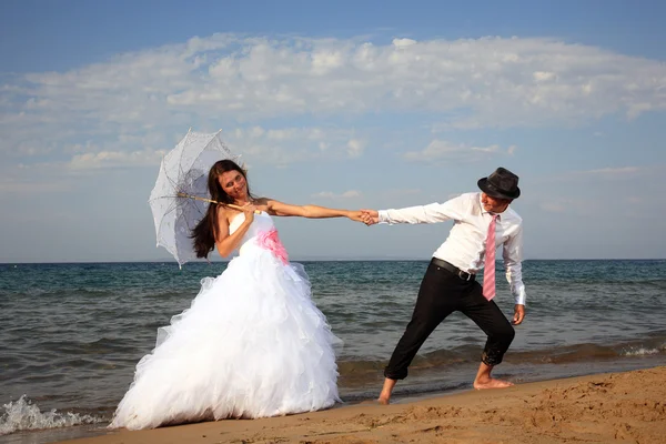 Bruid en bruidegom op het strand — Stockfoto