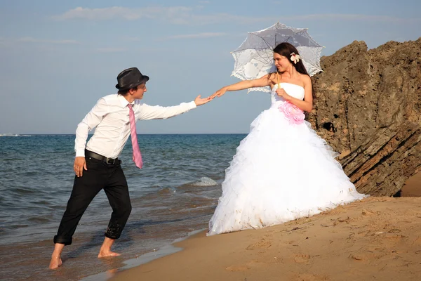 Novia y novio en la playa — Foto de Stock