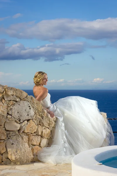 Schöne Braut auf einer griechischen Insel — Stockfoto