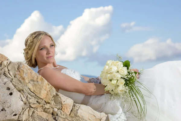 Schöne Braut auf einer griechischen Insel — Stockfoto