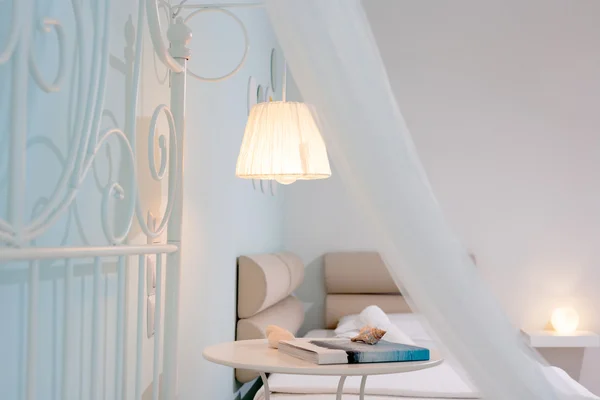 Dekoration eines luxuriösen Schlafzimmers — Stockfoto