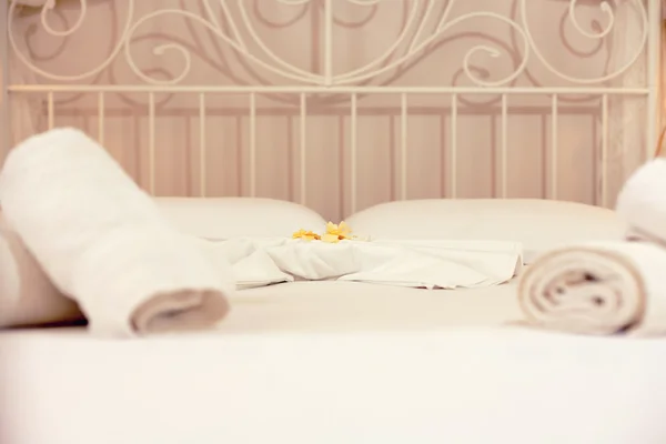 Closeup of towels in a bedroom — Stock Photo, Image