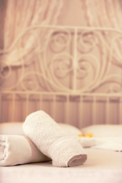 Primo piano di asciugamani in una camera da letto — Foto Stock