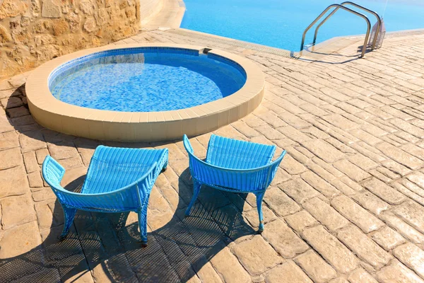 Close-up van een zwembad met ligstoelen — Stockfoto