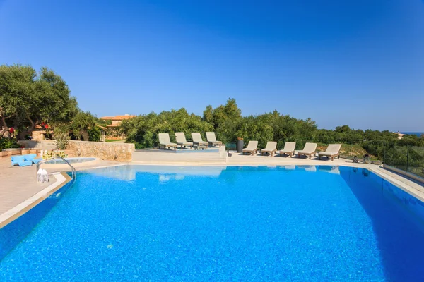 Gran piscina de lujo — Foto de Stock