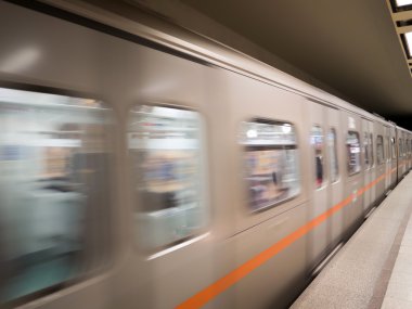 Atina'da Metro İstasyonu geçen tren