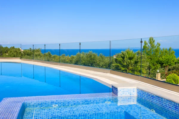 Gran piscina de lujo — Foto de Stock