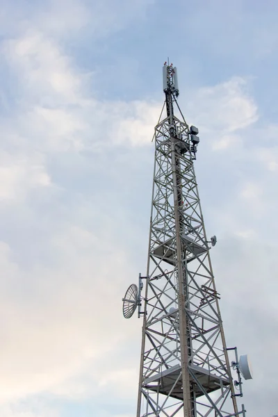 Antenne en acier avec émetteur — Photo