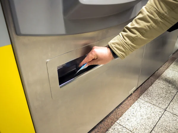 Hand met ticket op een vending machine — Stockfoto