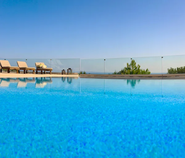 Großer Luxus-Pool — Stockfoto