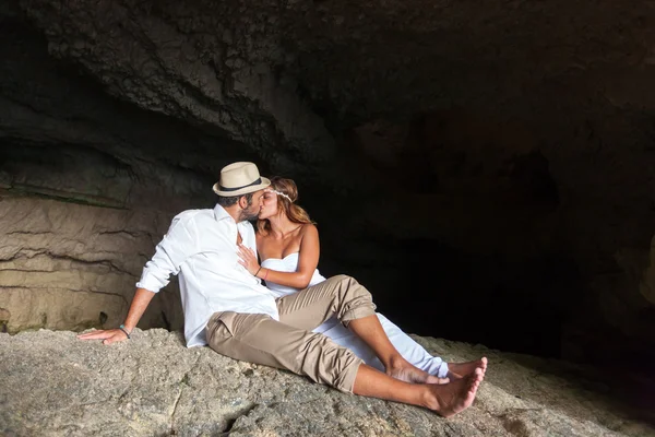 Jong paar in liefde in een grot — Stockfoto