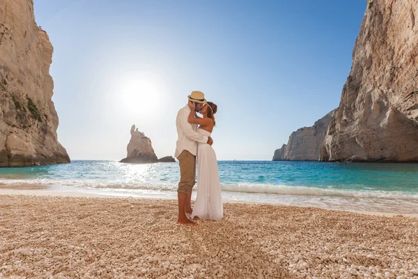 Mooie jonge paar op het strand — Stockfoto