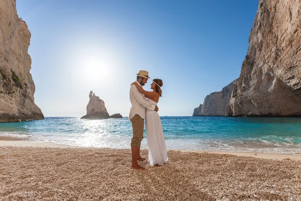 Sposa e sposo in spiaggia — Foto Stock