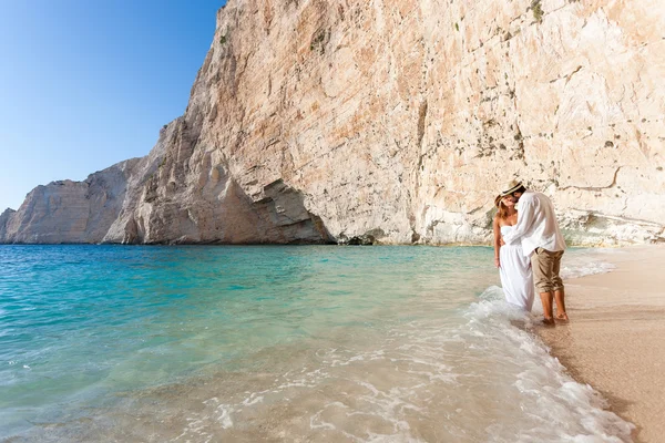 Sposa e sposo in spiaggia — Foto Stock