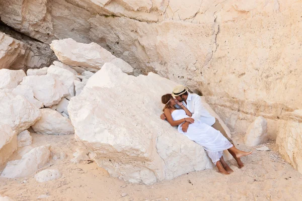 Bride and groom at the beach — Stock Photo, Image