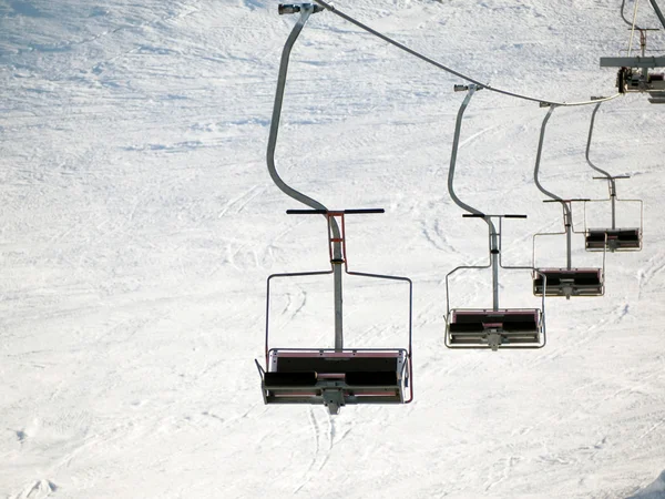 Ski lift üzerinde kayak merkezi — Stok fotoğraf