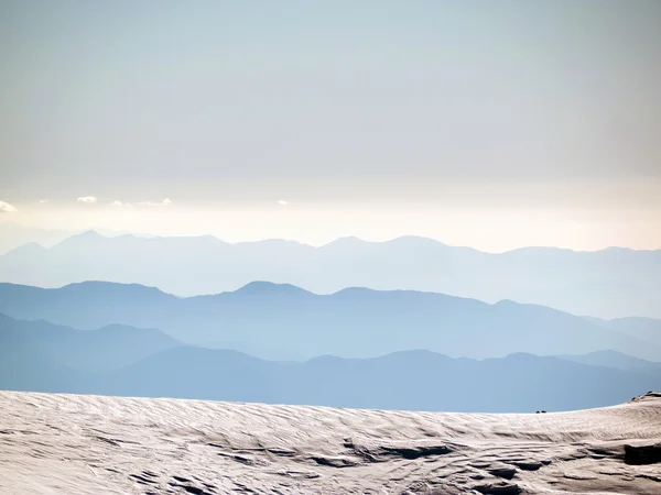 Landschap van berg met sneeuw — Stockfoto