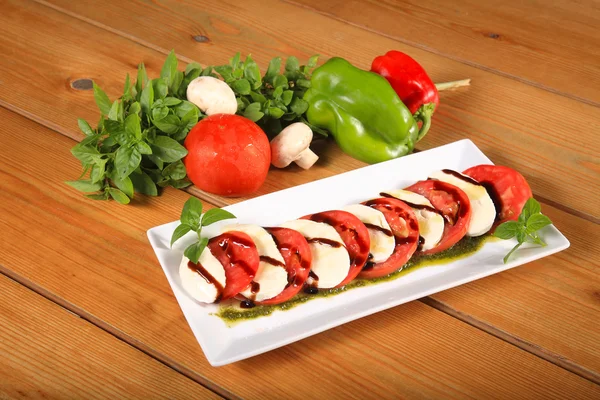 Taze salata domates mozzarella peyniri ile — Stok fotoğraf