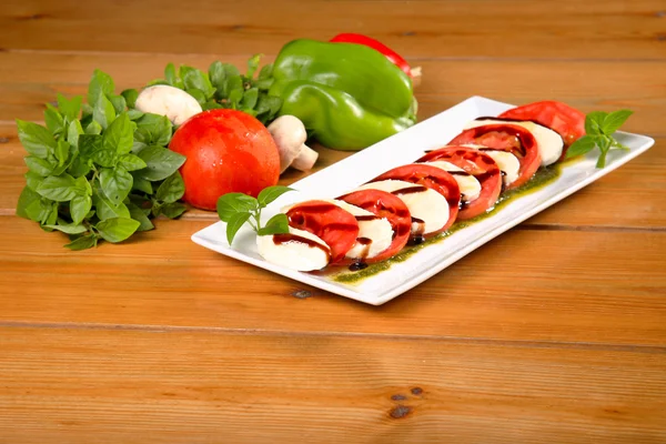 Salada fresca de tomate com queijo mussarela — Fotografia de Stock