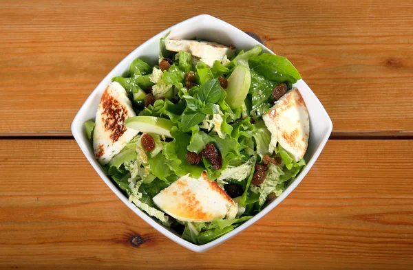 Salada verde com queijo — Fotografia de Stock