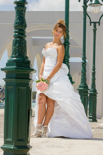 Mooie bruid in een Grieks eiland — Stockfoto
