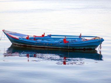 balıkçı teknesi su yansıması ile