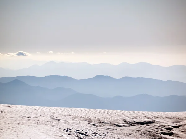 Krajobraz górski ze śniegu — Zdjęcie stockowe