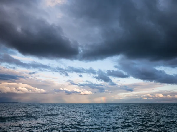 Zee met de golven en wolken in de hemel — Stockfoto