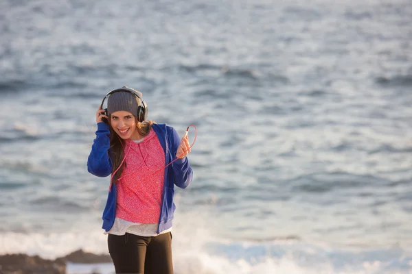 Menina bonita com fones de ouvido — Fotografia de Stock