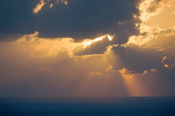 Bellissima spiaggia con tramonto — Foto Stock