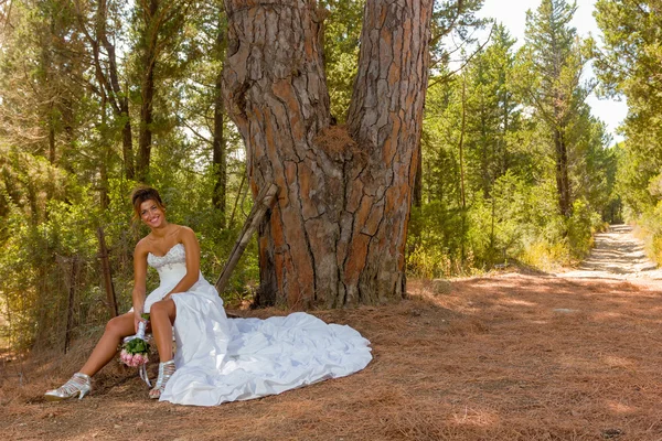Mooie bruid in een bos — Stockfoto