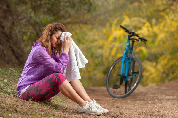 Jeune fille avec vélo en plein air Images De Stock Libres De Droits