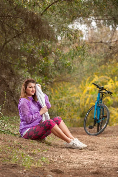 Νεαρό κορίτσι με το ποδήλατο εξωτερική Φωτογραφία Αρχείου