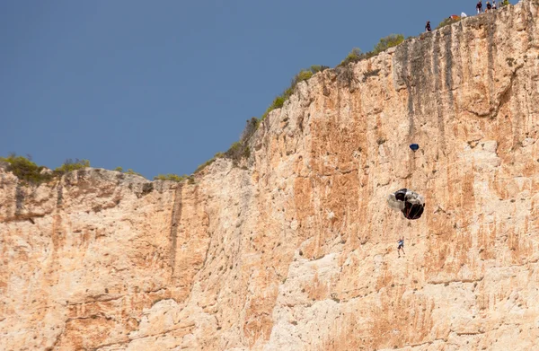 Salto de base en la playa naufragio de la isla de Zakynthos —  Fotos de Stock