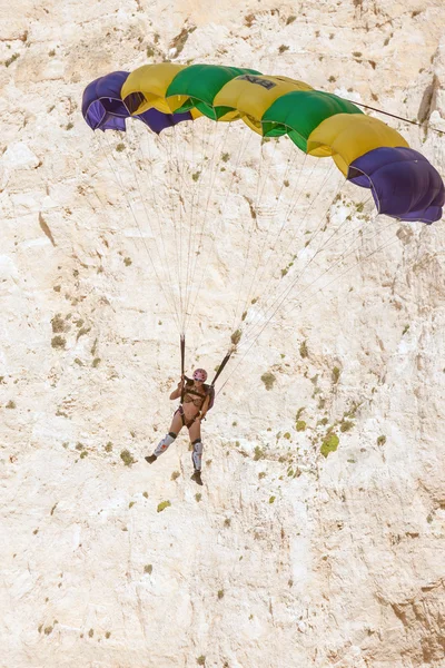 Base jump in schipbreuk strand van Zakynthos eiland — Stockfoto