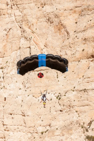 Base jump in shipwreck beach of Zakynthos island — Stock Photo, Image