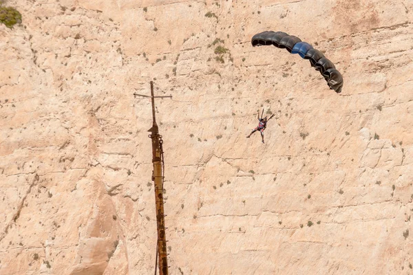 Base jump in schipbreuk strand van Zakynthos eiland — Stockfoto