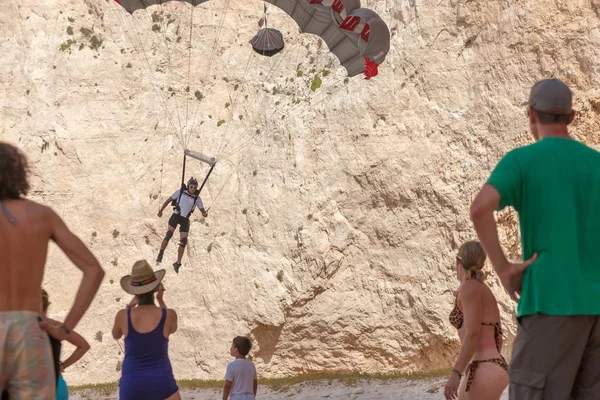 Base jump in shipwreck beach of Zakynthos island — Stock Photo, Image