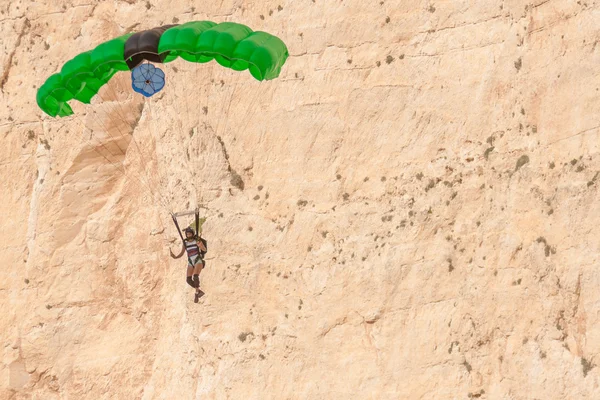 Base jump in shipwreck beach of Zakynthos island — Stock Photo, Image