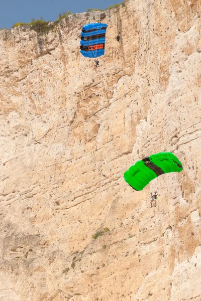 Base jump in shipwreck beach of Zakynthos island — Stock Photo, Image