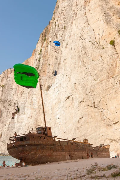 Salto base nella spiaggia naufragio dell'isola di Zante — Foto Stock